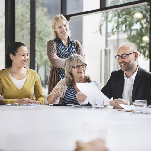 Team in einem gemeinsamen Beratungsgespräch
